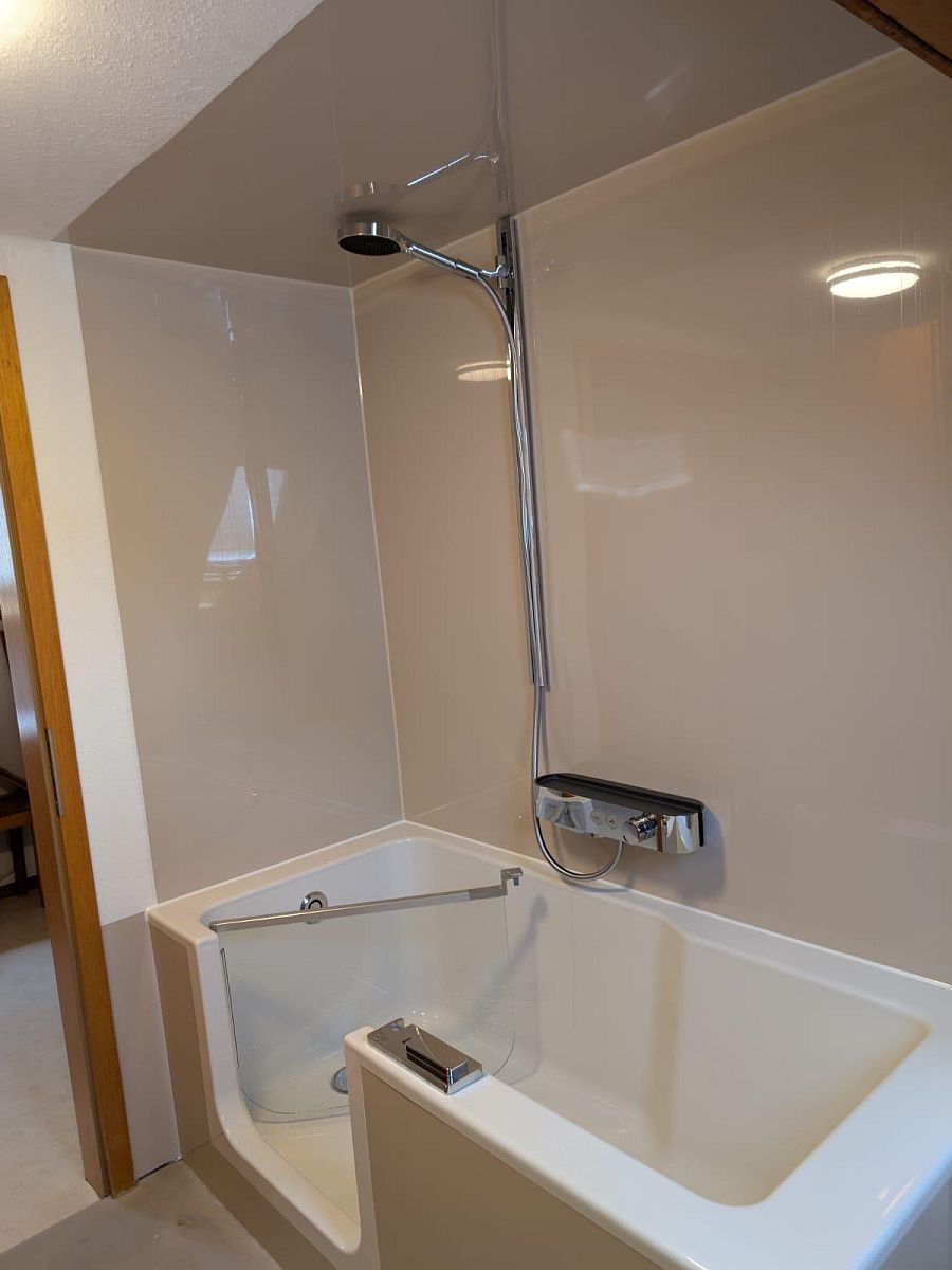 Barrierefreie Badewanne mit Einstieg